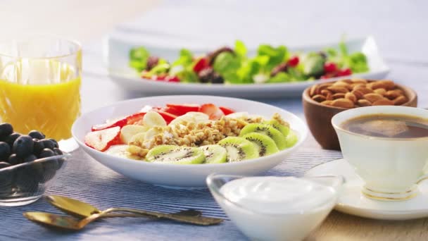 Hälsosam Frukost Från Müsli Granola Färsk Frukt Kiwi Jordgubbar Yougurt — Stockvideo