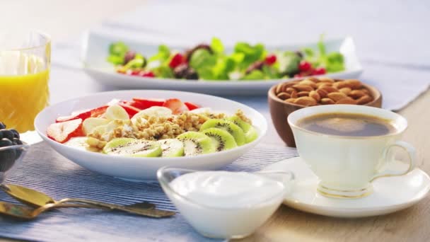 Gezond Ontbijt Van Muesli Granola Vers Fruit Kiwi Aardbeien Yougurt — Stockvideo