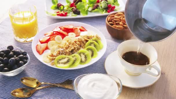 Desayuno Saludable Muesli Granola Kiwi Frutas Frescas Bayas Fresa Yougurt — Vídeos de Stock