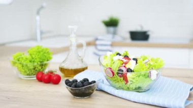 Taze domates salatası turp salatalık kırmızı soğan ve zeytinyağı mutfak masasında..