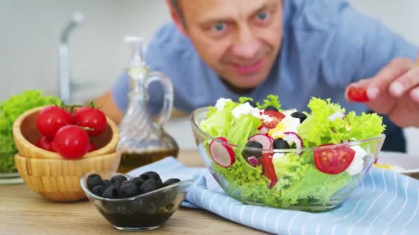 Mans Hans Připravuje Čerstvý Zeleninový Salát Své Kuchyni Zpomalený Záběr — Stock video