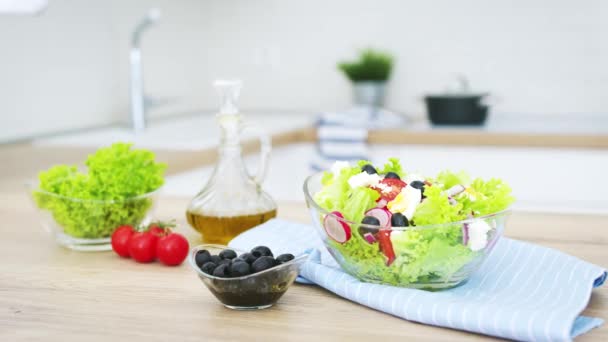 Taze Domates Salatası Turp Salatalık Kırmızı Soğan Zeytinyağı Mutfak Masasında — Stok video