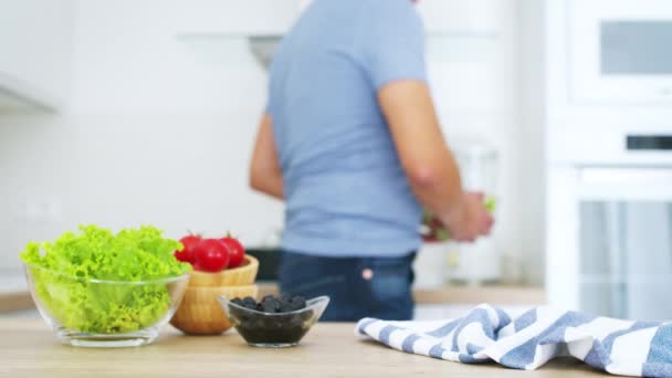 Mans Hans Prepara Salada Legumes Frescos Sua Cozinha Filme Vídeo — Vídeo de Stock