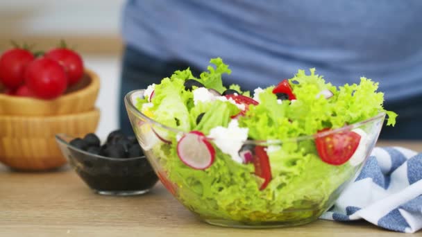 Mans Hans Prepara Salada Legumes Frescos Sua Cozinha Filme Vídeo — Vídeo de Stock