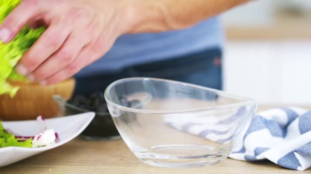 Mans Hanar Tillagar Färsk Grönsakssallad Köket Slow Motion Video Inspelad — Stockvideo