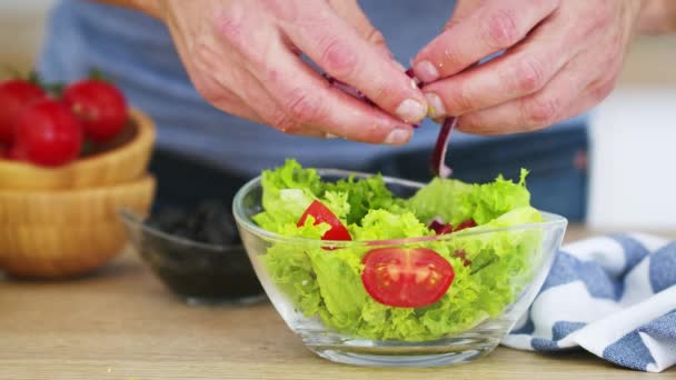 Mans Hans Bereidt Verse Groentesalade Zijn Keuken Slow Motion Video — Stockvideo