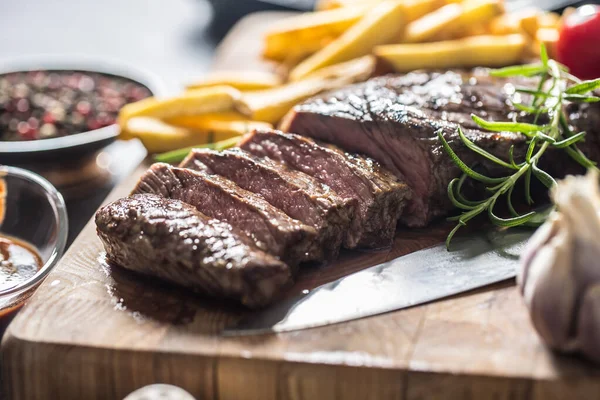 Marhahús Szem steak pörkölt burgonyával bbq szósz fokhagyma gomba és fűszerek. — Stock Fotó