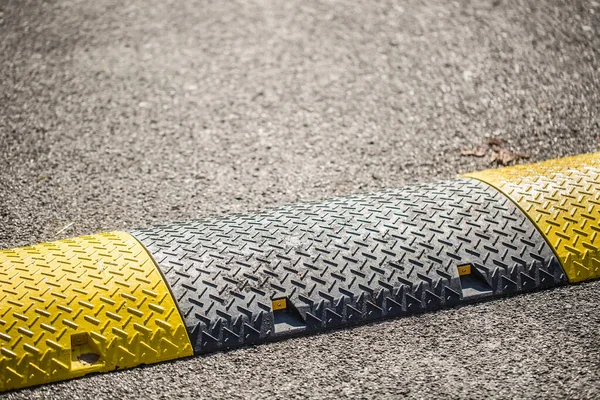 Solavancos de estrada para reduzir a velocidade - close-up — Fotografia de Stock