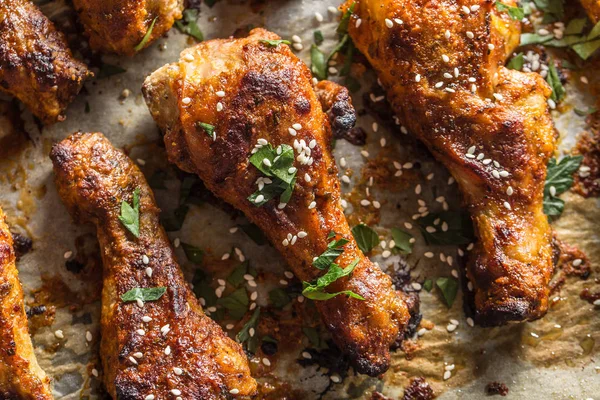 Roasted chicken legs barbecue on baked paper - Top of view — Stock Photo, Image