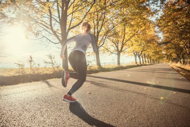 Spor therma sonbahar parkı ağaç sokak eğitim koşucu kadın