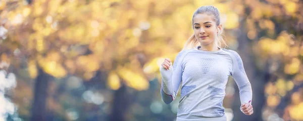 Corredor mujer en otoño parque árbol callejón entrenamiento en deportes terma — Foto de Stock