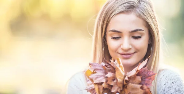 Φθινόπωρο πορτρέτο της νεαρής γυναίκας με μπουκέτο από φύλλα σφενδάμου — Φωτογραφία Αρχείου