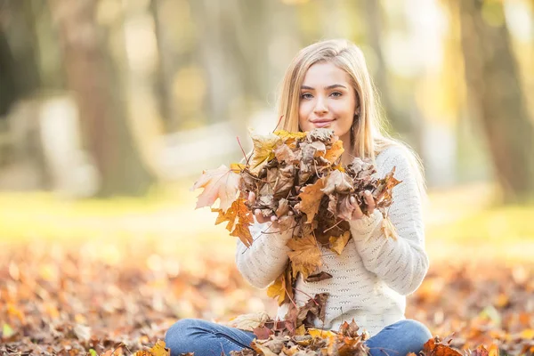 Portrait of a young woman enjoying the autumn atmosphere and pla — Stock Photo, Image