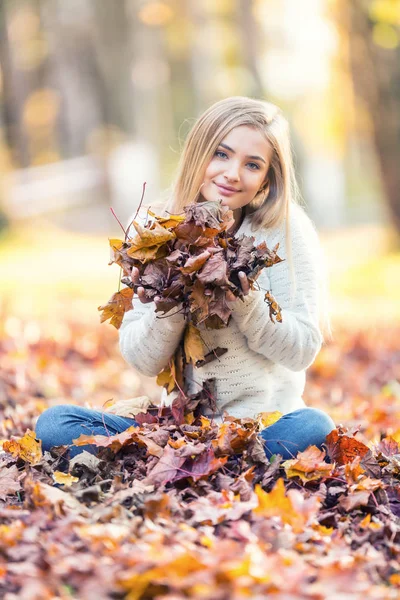 Portrait of a young woman enjoying the autumn atmosphere and pla — Stock Photo, Image