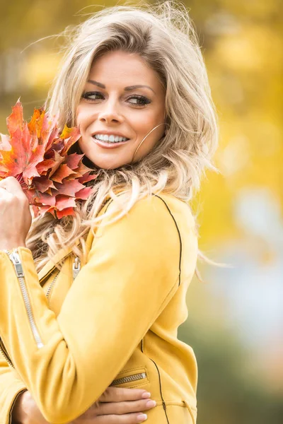 Осенний портрет молодой женщины с букетом кленовых листьев — стоковое фото