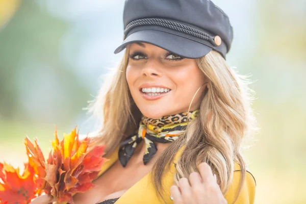 Portrait d'automne de jeune femme avec bouquet de feuilles d'érable — Photo