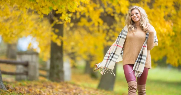 Ung kvinna i höst outfit känslomässig promenad i parken — Stockfoto