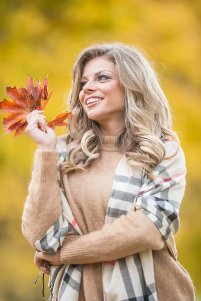 Retrato de outono de mulher jovem com buquê de folhas de bordo — Fotografia de Stock