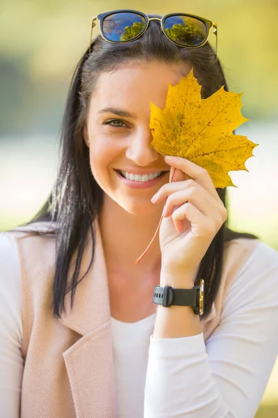 Mujer Feliz Con Hermosa Sonrisa Sostiene Hoja Otoño Amarillo Frente —  Fotos de Stock
