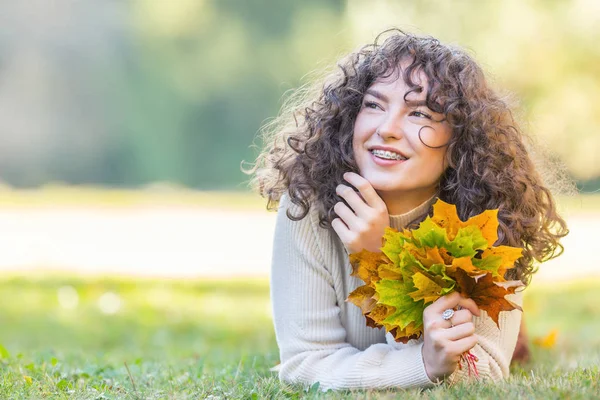 Mujer joven llena de emociones de la temporada de otoño. Chica con una guarida —  Fotos de Stock