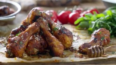 Kızarmış tavuk bacağı ve bal sosu. Video çekimi 4k 50 fps.