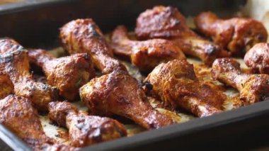 Kızarmış tavuk budu, tavada barbekü. Video çekimi 4k 50 fps.