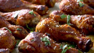 Kızarmış tavuk budu, tavada barbekü. Video çekimi 4k 50 fps.