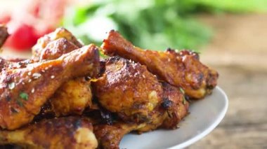 Kızarmış tavuk budu, tava süslemesi, susam otu ve bal. Video çekimi 4k 50 fps.