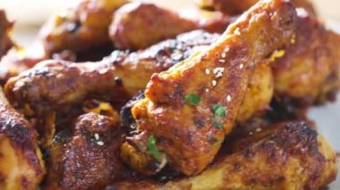 Kızarmış tavuk budu, tava süslemesi, susam otu ve bal. Video çekimi 4k 50 fps.