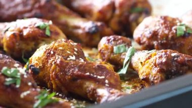 Kızarmış tavuk budu, tava süslemesi, susam otu ve bal. Video çekimi 4k 50 fps.