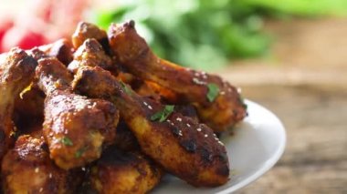 Kızarmış tavuk budu, tava süslemesi, susam otu ve bal. Video çekimi 4k 50 fps.