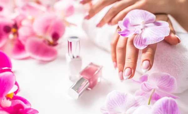 Hermosa manicura de uñas con decoración de orquídea rosa —  Fotos de Stock