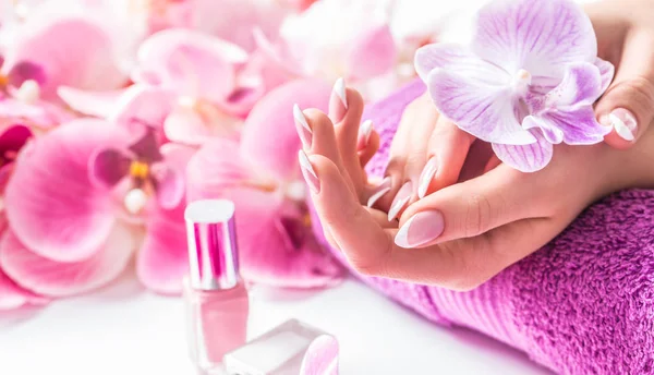 Красивый маникюр ногтей с отделкой из розовой орхидеи — стоковое фото