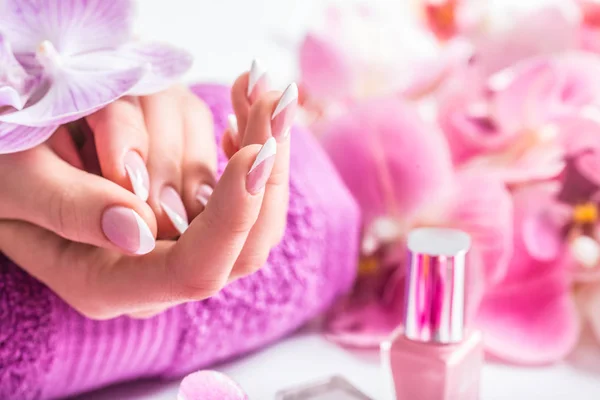 Hermosa manicura de uñas con decoración de orquídea rosa —  Fotos de Stock