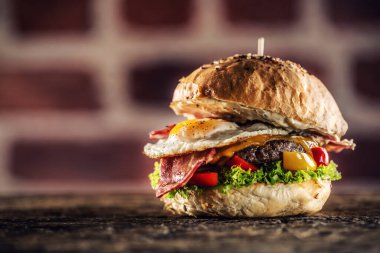 Köy ortamında sığır etli, yumurtalı, pastırmalı, salatalı, biberli hamburger