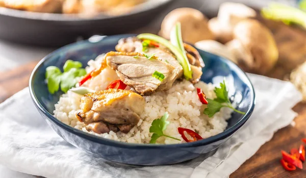 Piring nasi kukus, cabai ayam dan bawang di atas meja dengan lebih banyak bahan di latar belakang — Stok Foto