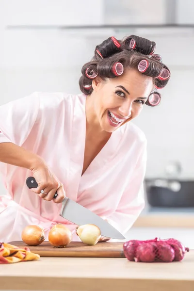 Mujer Bonita Sonriente Con Rizadores Pelo Corta Cebolla Amarilla Una —  Fotos de Stock