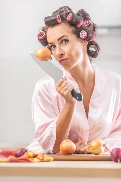 Chica Guapa Mira Cámara Con Una Cebolla Pegada Cuchillo Mano —  Fotos de Stock