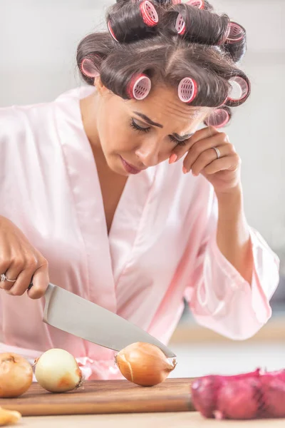 Žena Kadeřnictví Noční Košilce Pláče Cibule Řezání Kuchyni Otírá Slzu — Stock fotografie