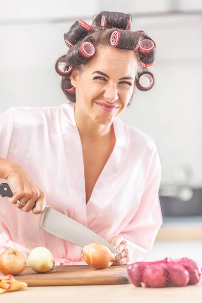 Młoda Kobieta Nieszczęśliwym Wyrazem Twarzy Tnie Cebulę Nożem — Zdjęcie stockowe