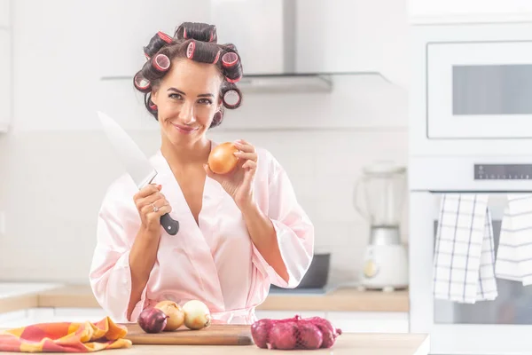 Mujer Guapa Para Cuchillo Cocina Una Cebolla Con Rulos Pelo —  Fotos de Stock