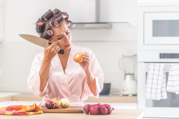 Ragazza Piange Sopra Cipolla Tritare Cucina Indossando Bigodini Testa Cucina — Foto Stock