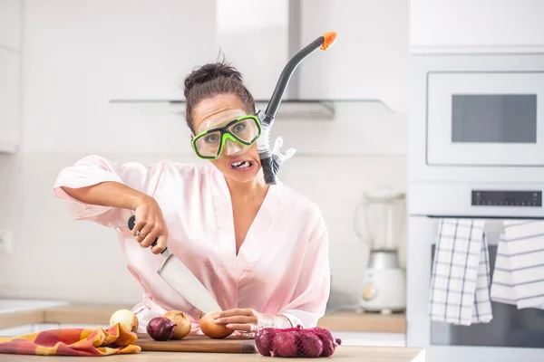 Donna Con Una Buffa Espressione Facciale Protegge Dall Odore Cipolla — Foto Stock