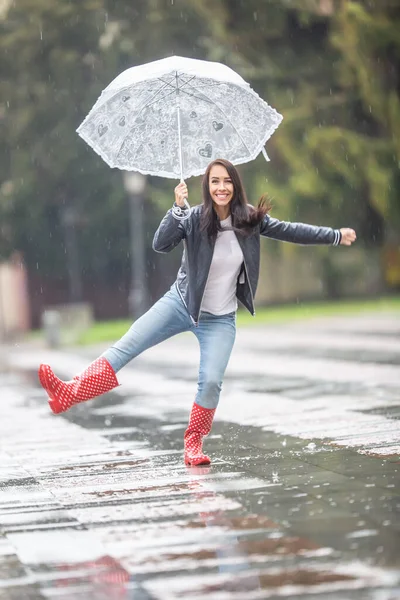 Mladá Žena Tančí Dešti Parku Drží Deštník Nosí Pláštěnky — Stock fotografie