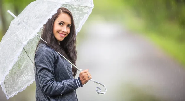 Krásná Žena Usmívá Kamery Deštníkem Rameni Venku — Stock fotografie