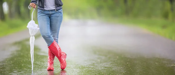 Detail Ženských Nohou Dešťových Botách Uzavřený Deštník Stojící Silnici Deštivého — Stock fotografie