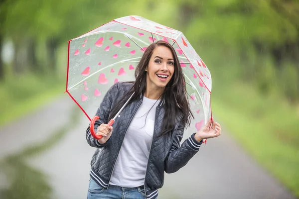 Krásná Brunetka Schovává Pod Deštník Usmívá Kameru Deštivý Den — Stock fotografie