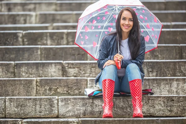 Hezká Dívka Čeká Své Rande Sedí Kamenných Schodech Chrání Před — Stock fotografie