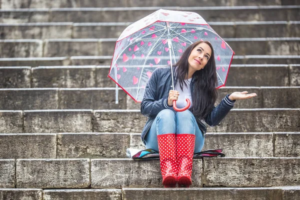 Dívka Sedí Venku Kamenných Schodech Chráněná Deštníkem Usmívá Dívá Oblohu — Stock fotografie