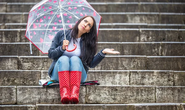 Žena Nejistým Výrazem Tváři Sedí Venku Schodech Jedné Ruce Drží — Stock fotografie